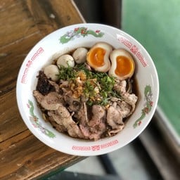 ก๋วยเตี๋ยวหมูสไลซ์-ไข่ดำ