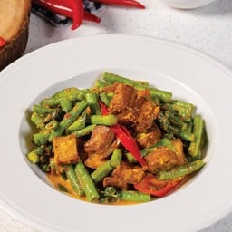 ข้าวพริกแกงสามกรอบเจ          Rice with stired fried plant-based meat with chili paste J