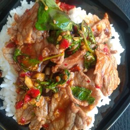 กระเพราเนื้อชิ้นราดข้าว