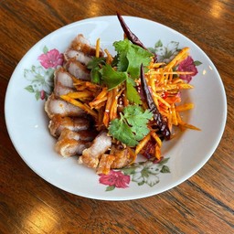 หมูสามชั้นทอดน้ำปลาและยำมะม่วงน้ำพริกเผา