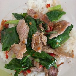 หมูชิ้นผัดคะน้าราดข้าว