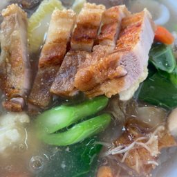 ราดหน้าเส้นใหญ่หมูกรอบ