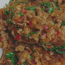 กระเพราโจรวุ้นเส้นหมูสับ ราดข้าว