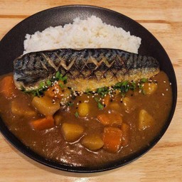 ข้าวแกงกะหรี่ปลาซาบะย่าง