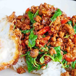 กะเพราหมูสับราดข้าว