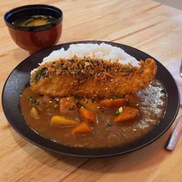 ข้าวแกงกะหรี่แซลมอนทอด