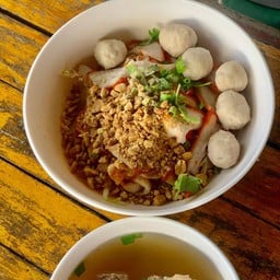 บะหมี่เกี๊ยวเท่ห์&อร เจ้าเก่าตาก้อง