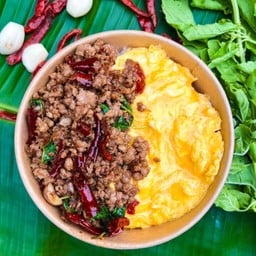 กะเพราไข่ข้นคั่วพริกเกลือ ครัวริมเขื่อน ชาเย็น สาขาเดียว