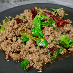 กะเพราเนื้อบด  ราดข้าว