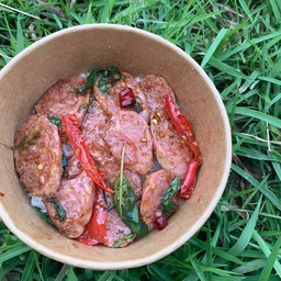 กะเพราสองรส(แหนม+กุนเชียง)