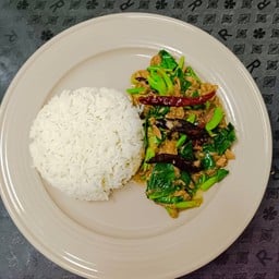 ข้าวคะน้าทูน่าพริกแห้ง