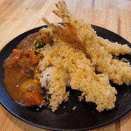 ข้าวหน้าแกงกะหรี่กุ้งเทมปุระ