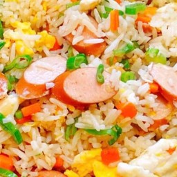 ข้าวผัดไส้กรอกไก่รมควัน
