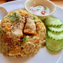 ข้าวผัดพริกหมูกรอบ