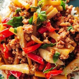 ข้าวกระเพราหมูสับใส่หน่อไม้