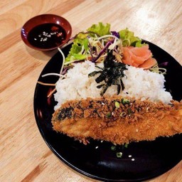 ข้าวหน้าแซลมอนทงคัตสึ