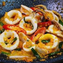 ปลาหมึกผัดไข่เค็ม กับข้าว