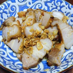 หมูสามชั้นทอดกระเทียม