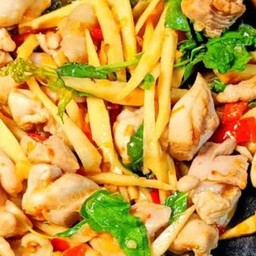 ข้าวกระเพราไก่ใส่หน่อไม้