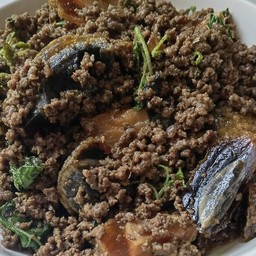 กระเพราเนื้อสับไข่เยี่ยวม้าราด