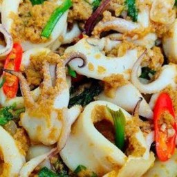 ข้าวราดปลาหมึกผัดผงกะหรี่