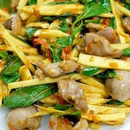 ข้าวกระเพราเครื่องในไก่ใส่หน่อไม้