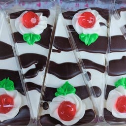 ปวีณาเค้กนมสด