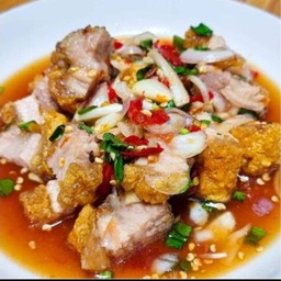 ยำหมูกรอบ
