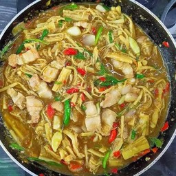 หมกหน่อไม้หมูสามชั้น (ถ้าหมูสามชั้นหมดแม่ค้าจะใส่เป็นหมูชิ้นติดมันให้นะคะ)