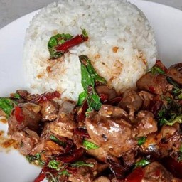 ข้าวกระเพราเครื่องในไก่