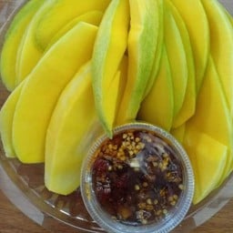 มะม่วงแก้วขมิ้นพริกเกลือ