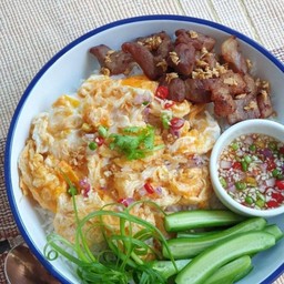 ข้าวหมูทอดพริกกระเทียม ข้าวไข่ขยี้ by ครัวเจ้โอ๋