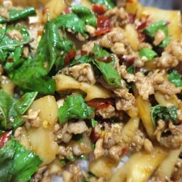 กระเพาหมูหน่อไม้ราดข้าว