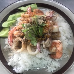 ข้าวกุ้งปลาหมึกทอดกระเทียมน้ำจิ้มซีฟู๊ด
