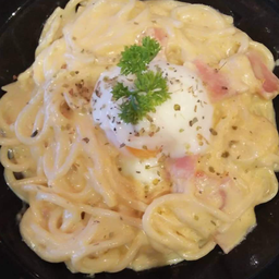สปาเก็ตตี้คาโบนาร่าเเฮมไก่ไข่อ่อนเชน