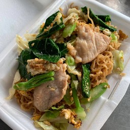 ผัดมาม่าใส่ไข่ใส่หมู