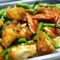 พริกแกงไก่กรอบราดข้าว