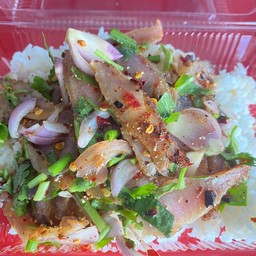 ข้าวราดยำคอหมูย่าง