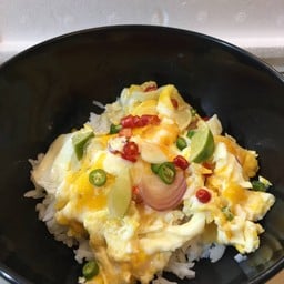 ข้าวไข่ขยี้เบคอน