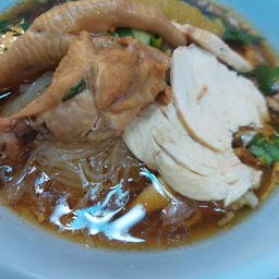 เส้นใหญ่ ก๋วยเตี๋ยวไก่ มะระ