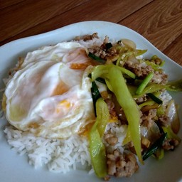 ผัดพริกหยวกหมูหรือไก่(ไข่ดาว)