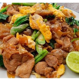 ผัดซีอิ๋วเส้นใหญ่หมู