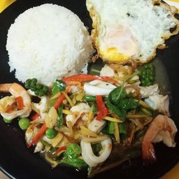 ผัดฉ่าทะเล ราดข้าว