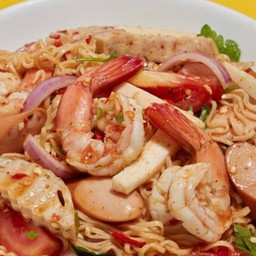 ยำมาม่า กุ้ง-หมูยอ-ไส้กรอกไก่หนังกรอบ