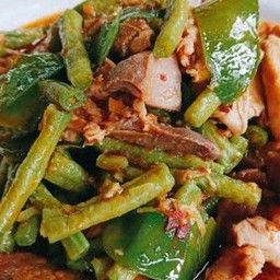 พริกแกงเครื่องในไก่