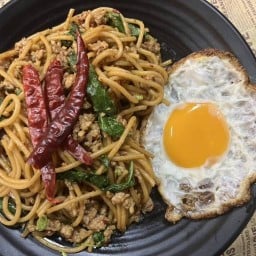 ไก่ทอด&กระเพราพริกแห้งbyโอ