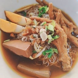 เส้นหมี่ขาไก่ตุ๋นพะโล้