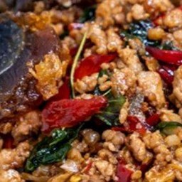 ข้าวกะเพราไข่เยี่ยวม้าหมูสับ