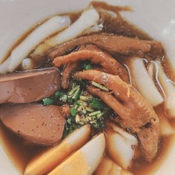 ก๋วยจั๊บขาไก่ตุ๋นพะโล้