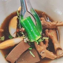 เส้นเซี่ยงไฮ้ขาไก่ตุ๋นพะโล้